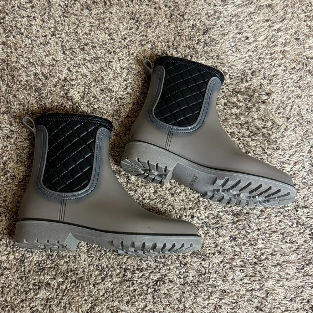 Bernardo Zola taupe color quilted rain boots Made in Brazil Size 7